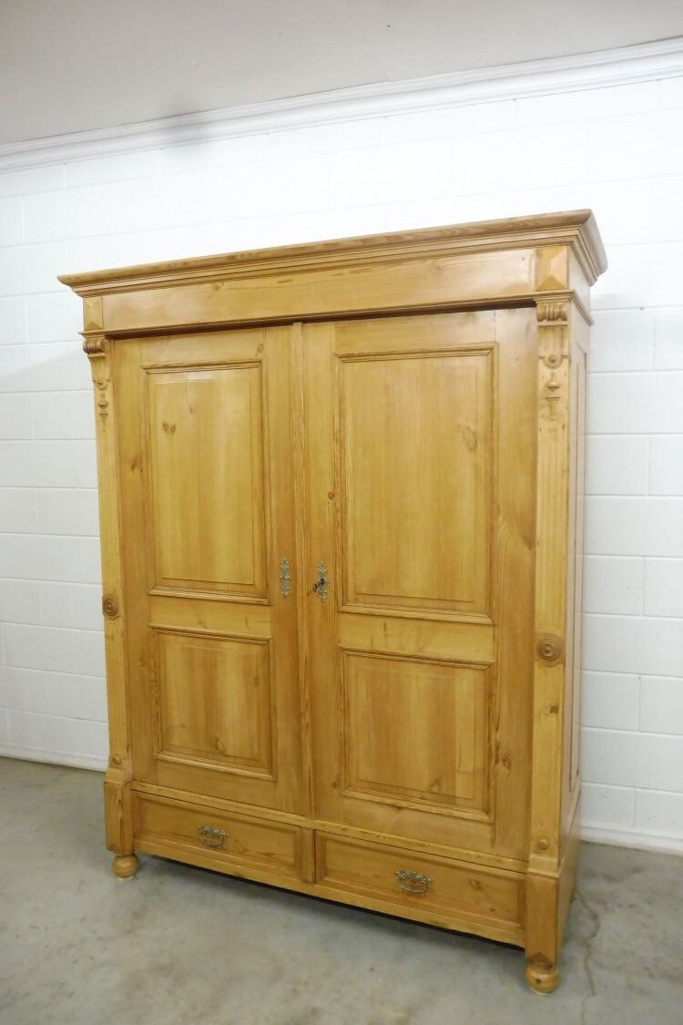 Antiker Schrank aus Weichholz Gründerzeit